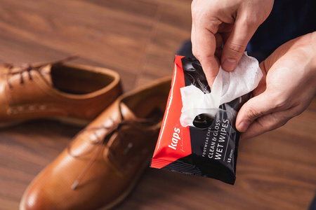 Chusteczki do czyszczenia i polerowania butów Clean & Gloss Wet Wipes